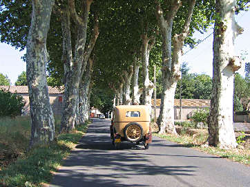 BMW 3/15 (Dixi) sur une route cazouline